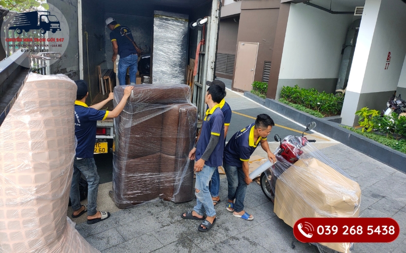Nhân viên Moving Home Sài Thành đóng gói hàng hóa và bốc xếp lên xe